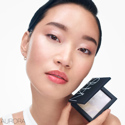 LIGHT REFLECTING™ PRISMATIC POWDER PRESSED